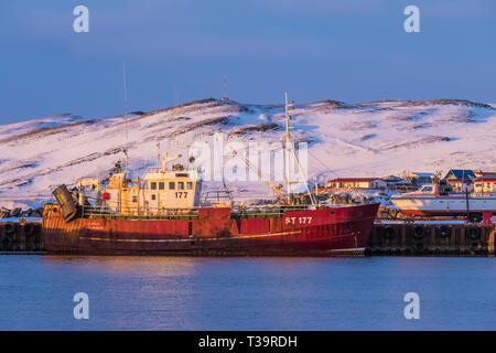 Fonix Fischtrawler angedockt an Hólmavík im Winter in der Region Westfjorde Islands Stockfoto