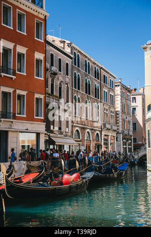 Venedig, Italien - 9 September, 2018: Die gondelstation Bacino Orseolo, überfüllte Zentrum von Venedig in der Nähe des Markusplatz, Piazza San Marco Sommer Stockfoto