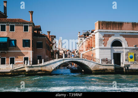 Venedig, Italien - 9 September, 2018: Blick auf die Brücke auf dem Rio de La Fornace aus dem Canale della Giudecca. Stockfoto
