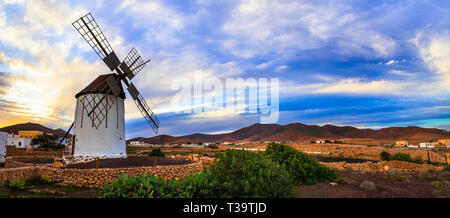 Traditionelle Windmühle über Sonnenuntergang, Fuerteventura, Spanien Stockfoto
