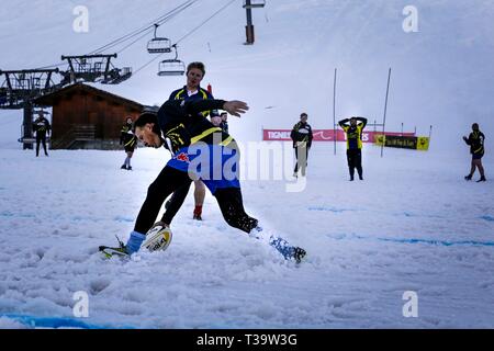 Rugby in Schnee, Val Claret, Tignes, Frankreich Stockfoto