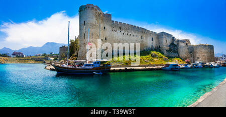 Schöne Kyrenia Altstadt, Ansicht mit azurblauen Meer und die Festung, Zypern, Türkisch teil. Stockfoto