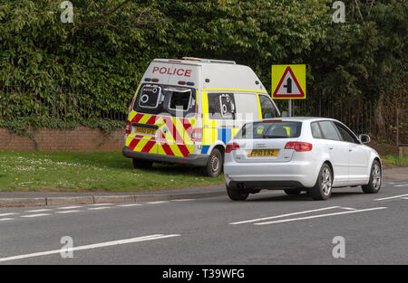 . April 2019. Polizei van und Kamera Kontrolle für das Schnellfahren Autofahrer auf ein Gras kurz im Kings würdig geparkt. Stockfoto