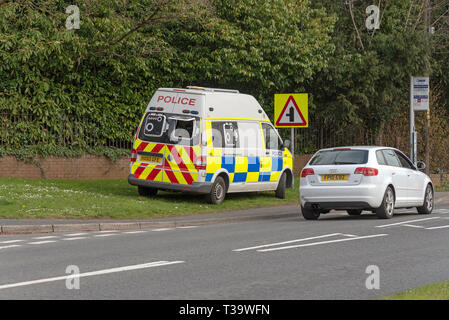 . April 2019. Polizei van und Kamera Kontrolle für das Schnellfahren Autofahrer auf ein Gras kurz im Kings würdig geparkt. Stockfoto