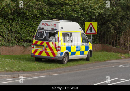 . April 2019. Polizei van und Kamera Kontrolle für das Schnellfahren Autofahrer auf ein Gras kurz im Kings würdig geparkt. Stockfoto