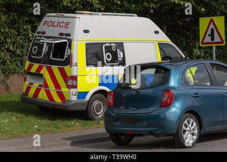 . April 2019. Polizei van auf einem Gras Kante mit einer hinteren Kamera Kontrolle für das Schnellfahren Autofahrer geparkt Stockfoto