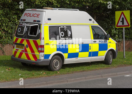 . April 2019. Polizei van und Kamera Kontrolle für das Schnellfahren Autofahrer auf ein Gras kurz im Kings würdig geparkt. Stockfoto