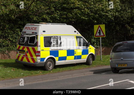 . April 2019. Polizei van und Kamera Kontrolle für das Schnellfahren Autofahrer auf ein Gras kurz im Kings würdig geparkt. Stockfoto