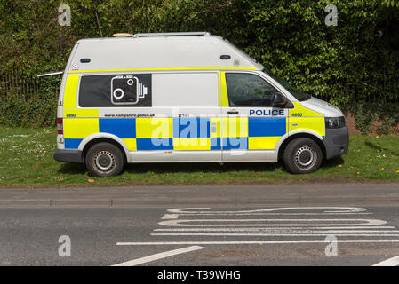 . April 2019. Polizei van und Kamera Kontrolle für das Schnellfahren Autofahrer auf ein Gras kurz im Kings würdig geparkt. Stockfoto