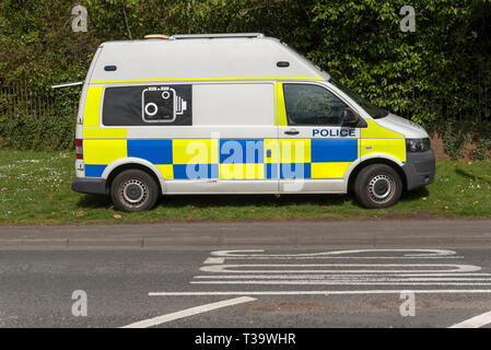 . April 2019. Polizei van auf einem Gras Kante mit einer hinteren Kamera Kontrolle für das Schnellfahren Autofahrer geparkt Stockfoto