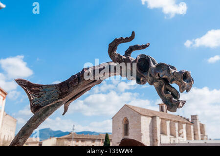 Dragon's head Geländer, Sant Francesc Kirche auf dem Hintergrund, Montblanc, Katalonien, Spanien Stockfoto