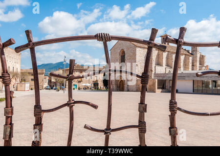 Schmiedeeisernen Geländer, Sant Francesc Kirche auf dem Hintergrund, Montblanc, Katalonien, Spanien Stockfoto