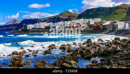 Traditionelle bunte Häuser und Berge in El Roque en el Pagador de Moya, Gran Canaria, Spanien. Stockfoto