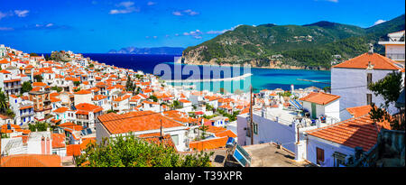 Schöne Stadt Skopelos, Panoramaaussicht, Sporaden, Griechenland Stockfoto