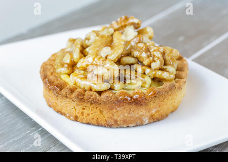 Muttern walnuss Kuchen gefüllt mit Sahne Stockfoto