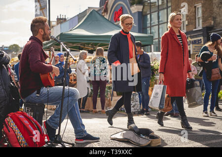London, UK, November, 2018. Ein strassenmusiker in Portobello Road (Notting Hill) während der wöchentlichen Antiken Markt findet jeden Samstag. Stockfoto