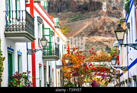 Alte strreets von Puerto de Mogan, Aussicht mit traditionellen Häusern und Blumen, Gran Canaria, Spanien. Stockfoto