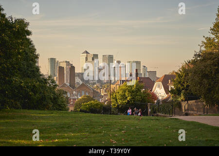 Blick auf Canary Wharf von Greenwich Park in London (UK). Stockfoto