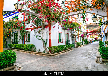 Alte strreets von Puerto de Mogan, Aussicht mit traditionellen Häusern und Blumen, Gran Canaria, Spanien. Stockfoto