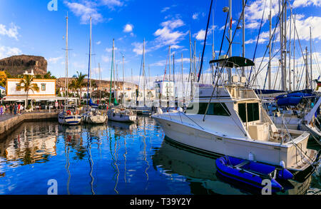 Schöne Puerto de Mogan Dorf, mit Blick auf Schiffe und Häuser, Gran Canaria, Spanien Stockfoto