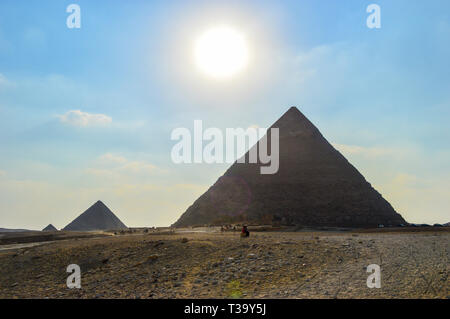 Die Große Pyramide von Gizeh in Ägypten Kairo mit Sphinx und Camel. Es ist in der Sahara mit viel Sonne und Sand Stockfoto