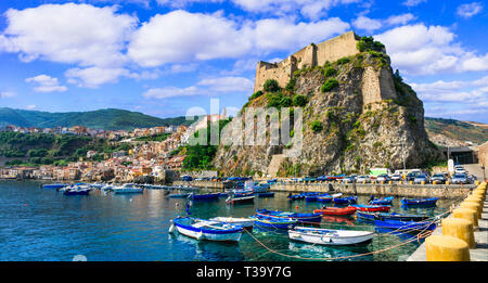 Reisen in Kalabrien. Sommer Urlaub in Scilla Stadt. mittelalterlichen borgo mit tollen Stränden. Italien Stockfoto