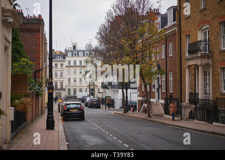 London, UK, November, 2018. Eine Wohnstraße in Mayfair, einem wohlhabenden Gegend im West End von London. Es ist eine der teuersten Bezirke. Stockfoto