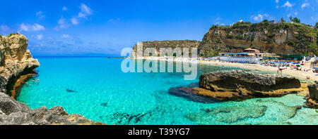 Schöner Strand in der Nähe von Tropea, mit türkisblauem Meer und Klippen, Kalabrien, Italien Stockfoto