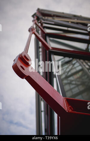 Detail einer Steel Joint an der Fassade ein modernes Gebäude. Bau Konzept. Hochformat. Stockfoto