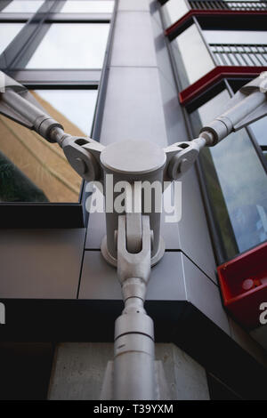 Detail einer Steel Joint an der Fassade ein modernes Gebäude. Bau Konzept. Hochformat. Stockfoto