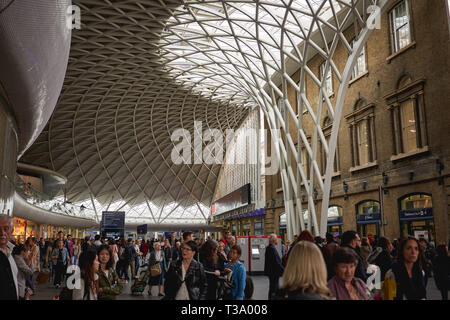 London, UK - Dezember, 2018. Touristen und Pendler in King's Cross Station, einer der verkehrsreichsten Bahnhöfe in London. Stockfoto