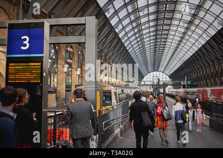 London, UK - Dezember, 2018. Touristen und Pendler in King's Cross Station, einer der verkehrsreichsten Bahnhöfe in London. Stockfoto
