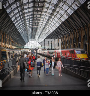 London, UK - Dezember, 2018. Touristen und Pendler in King's Cross Station, einer der verkehrsreichsten Bahnhöfe in London. Stockfoto