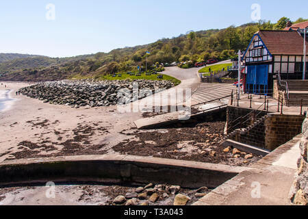 Einen malerischen Blick auf Runswick Bay, einem kleinen Fischerdorf an der Nordostküste in North Yorkshire, England, UK Stockfoto