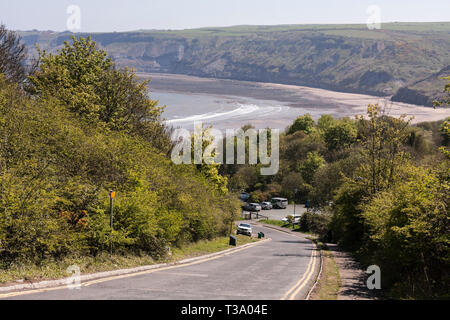 Ein Blick auf die steile Ufer hinunter auf [Songbook] Bay, einem kleinen Fischerdorf an der Nord-Ost-Küste in North Yorkshire, England, Großbritannien Stockfoto