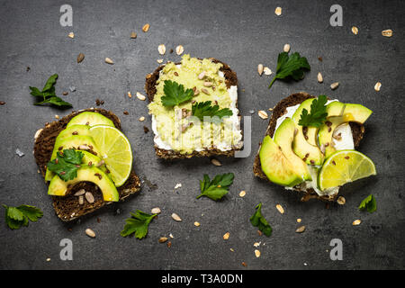 Sandwiches mit Avocado auf Schwarz. Stockfoto