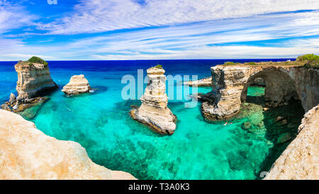 Beeindruckende Felsen und das türkisfarbene Meer in Torre Sant'Andrea, Salento, Apulien, Italien. Stockfoto