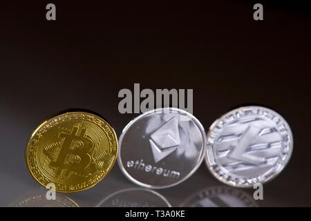 Bitcoin, Litecoin und des Astraleums" Münzen sind fotografiert cryptocurrency in einem Studio in London am 8. April 2019 dar. . Stockfoto