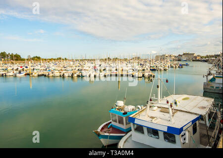 Saint-Vaast-la-Hougue, Frankreich - 29 August 2018: Hafen in Saint-Vaast-la-Hougue, Normandie, Frankreich Stockfoto