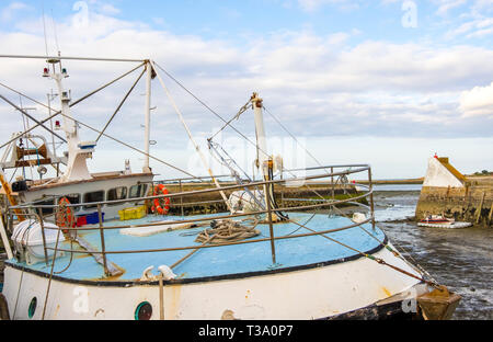 Saint-Vaast-la-Hougue, Frankreich - 29 August 2018: ein Fischerboot im Hafen von Saint-Vaast-la-Hougue bei Ebbe. Normandie, Frankreich Stockfoto