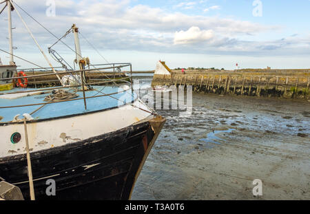 Saint-Vaast-la-Hougue, Frankreich - 29 August 2018: ein Fischerboot im Hafen von Saint-Vaast-la-Hougue bei Ebbe. Normandie, Frankreich Stockfoto