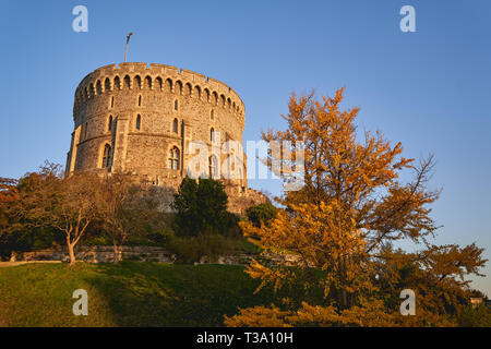 Windsor, Großbritannien - Dezember, 2018. Herbstliche Blick auf den runden Turm in der Mitte der Station vom Windsor Castle, eine königliche Residenz in der Grafschaft Berkshire. Stockfoto