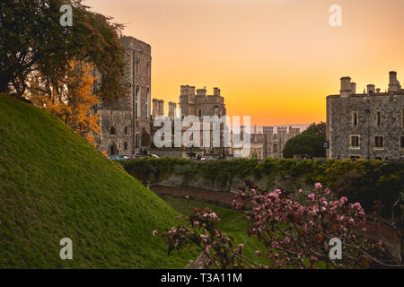 Windsor, Großbritannien - Dezember, 2018. Herbstliche Blick bei Sonnenuntergang von der Mitte der Gemeinde und der Henry III Tower im Windsor Castle. Stockfoto