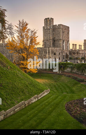 Windsor, Großbritannien - Dezember, 2018. Herbstliche Blick bei Sonnenuntergang von der Mitte der Gemeinde und der Henry III Tower im Windsor Castle. Stockfoto