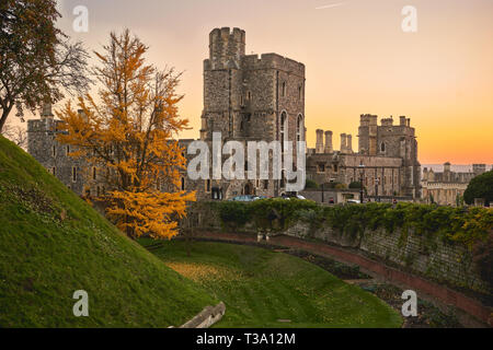 Windsor, Großbritannien - Dezember, 2018. Herbstliche Blick bei Sonnenuntergang von der Mitte der Gemeinde und der Henry III Tower im Windsor Castle. Stockfoto