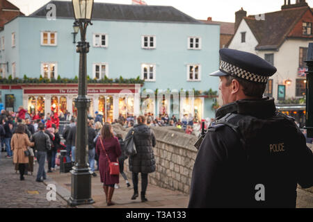 Windsor, Großbritannien - Dezember, 2018. Einen Polizisten patrouillieren die Straße vor dem Schloss in Windsor. Stockfoto