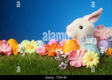 Festliche Ostern Hintergrund mit Kaninchen, Blumen und bunte Eier Stockfoto