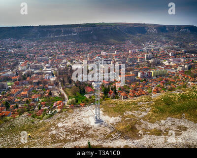 Sonnenuntergang Blick auf die Festung und die Neue Ovech Kreuz in Provadia, Bulgarien Stockfoto