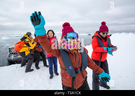 Touristen auf Meereis im Weddellmeer, Antarktis. Stockfoto