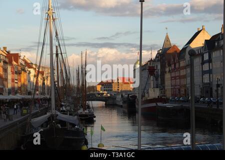 Kopenhagen Nyhavn Dock am Abend Stockfoto